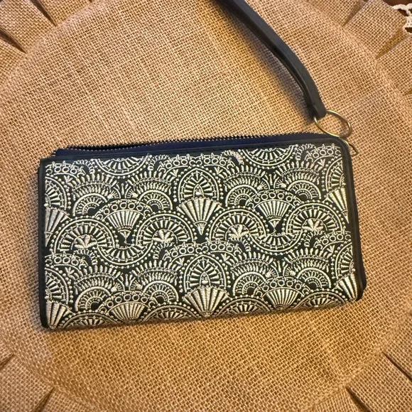 Universal Thread Black and White Patterned Wristlet - Picture 1 of 4